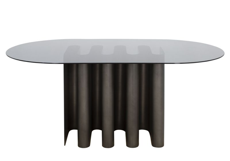 Tavolo2 Esstisch von Pulpo mit ovaler Glasplatte und außergewöhnlichem, geriffeltem Metallfuß in dunkler Farbe.